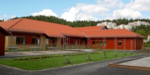 Utanför Kvarnbackens vävelboende.