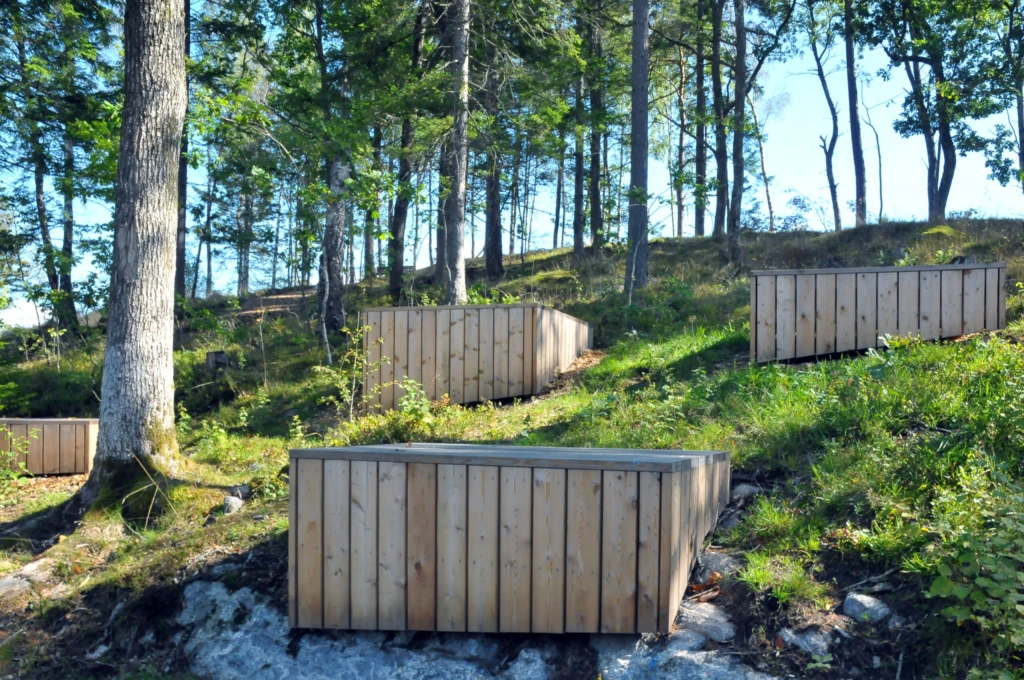 Sittbänkar i trä vid Park Decum i Stadsskogen.