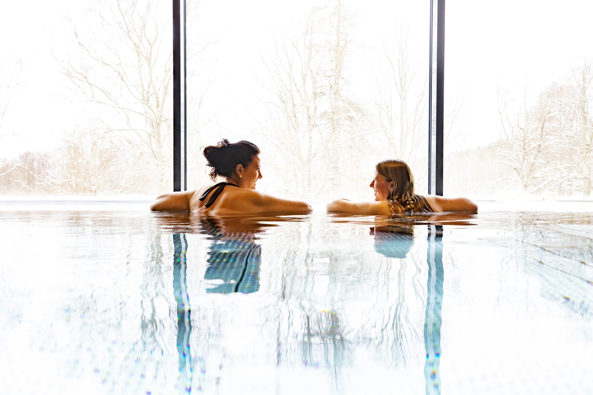 Två kvinnor tar det lugnt i parkbadets spa.