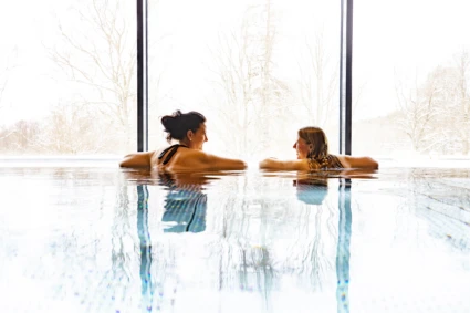 Två kvinnor tar det lugnt i parkbadets spa.