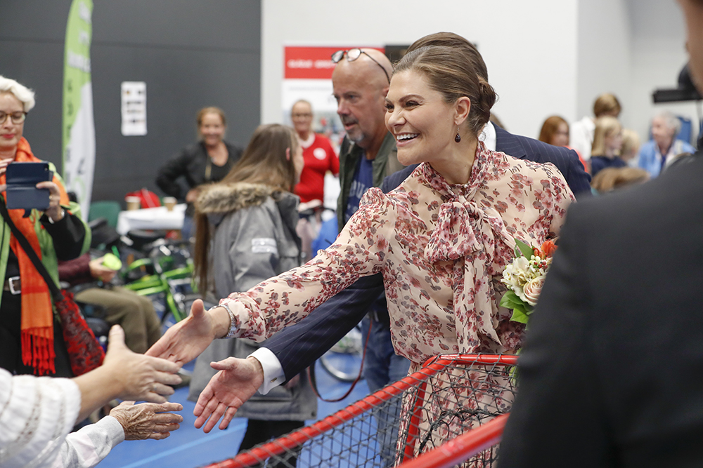 Kronprinsessan Victoria skakar hand i Nolhagahallen.