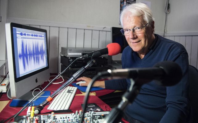 Bild på Tommy Grapenholm, som gör radio.