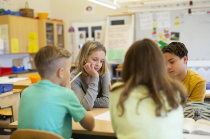 Bild på elever i klassrum.