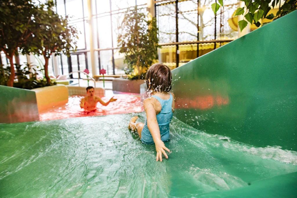 Barn åker vattenrutschkana.