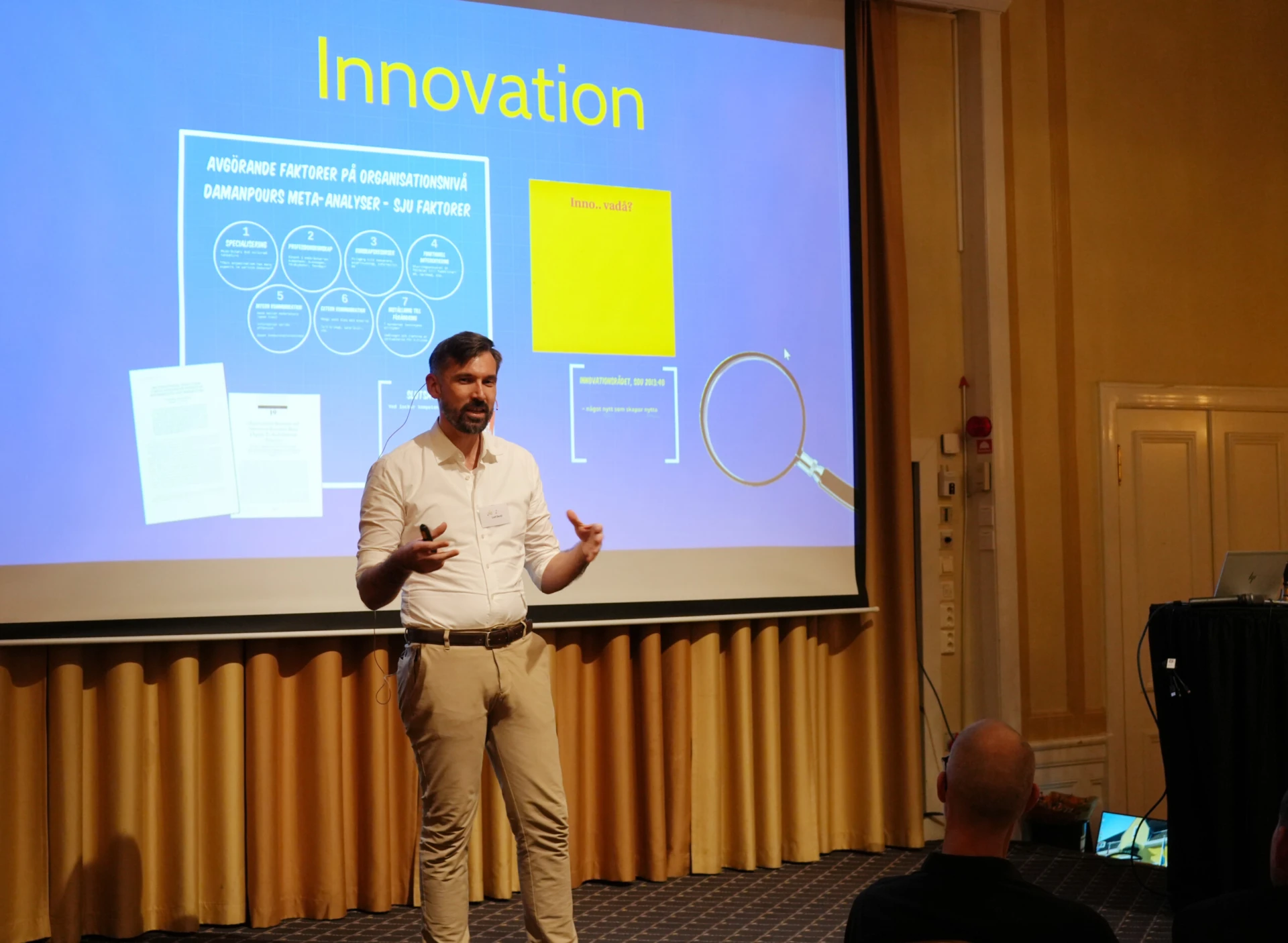 En man som presenterar framför en publik.