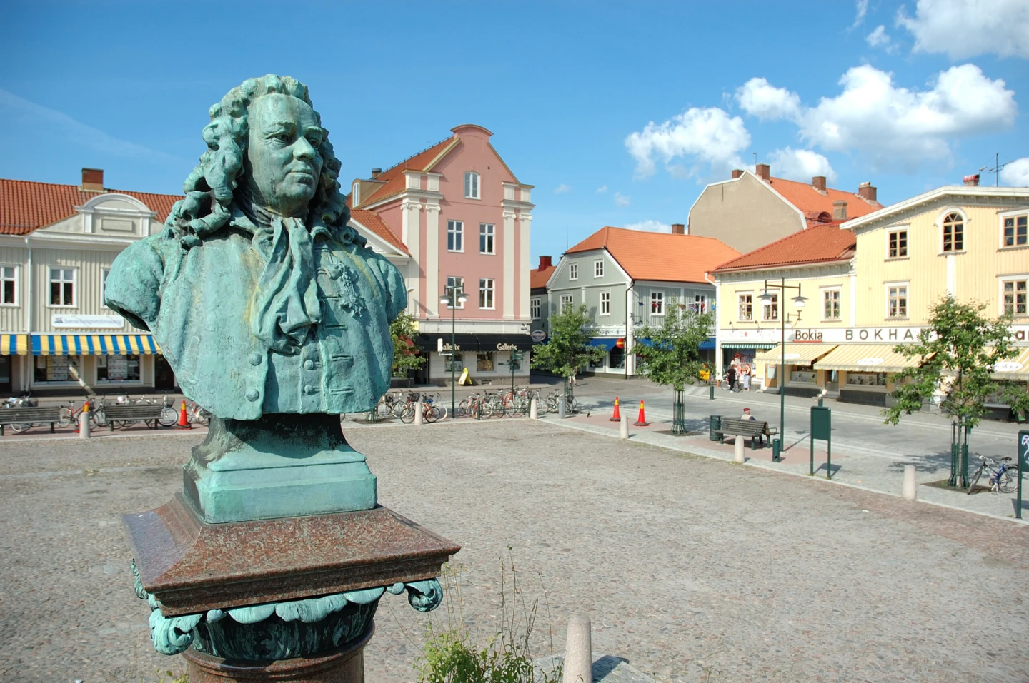 Byst i brons av Jonas Alströmer på stora Torget.