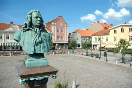 Byst i brons av Jonas Alströmer på stora Torget.