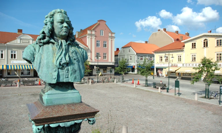 Byst i brons av Jonas Alströmer på stora Torget.