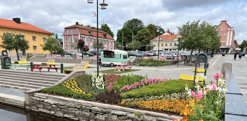 Sommartorget vid Lillån i Alingsås stadskärna med det rosa rådhuset och Stora Torget i bakgrunden