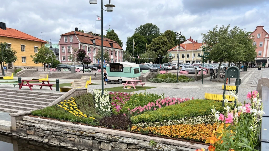 Sommartorget vid Lillån i Alingsås stadskärna med det rosa rådhuset och Stora Torget i bakgrunden