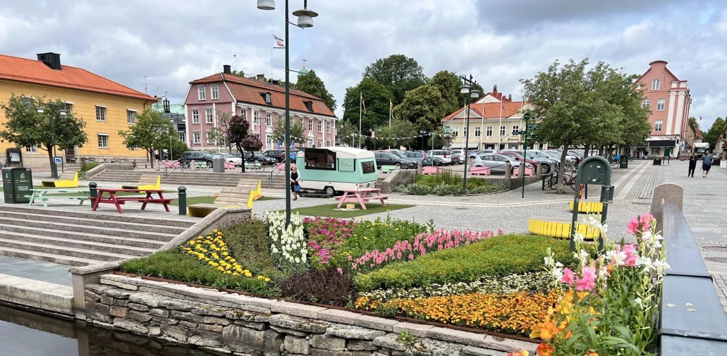 Sommartorget vid Lillån i Alingsås stadskärna med det rosa rådhuset och Stora Torget i bakgrunden