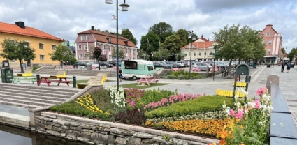Sommartorget vid Lillån i Alingsås stadskärna med det rosa rådhuset och Stora Torget i bakgrunden