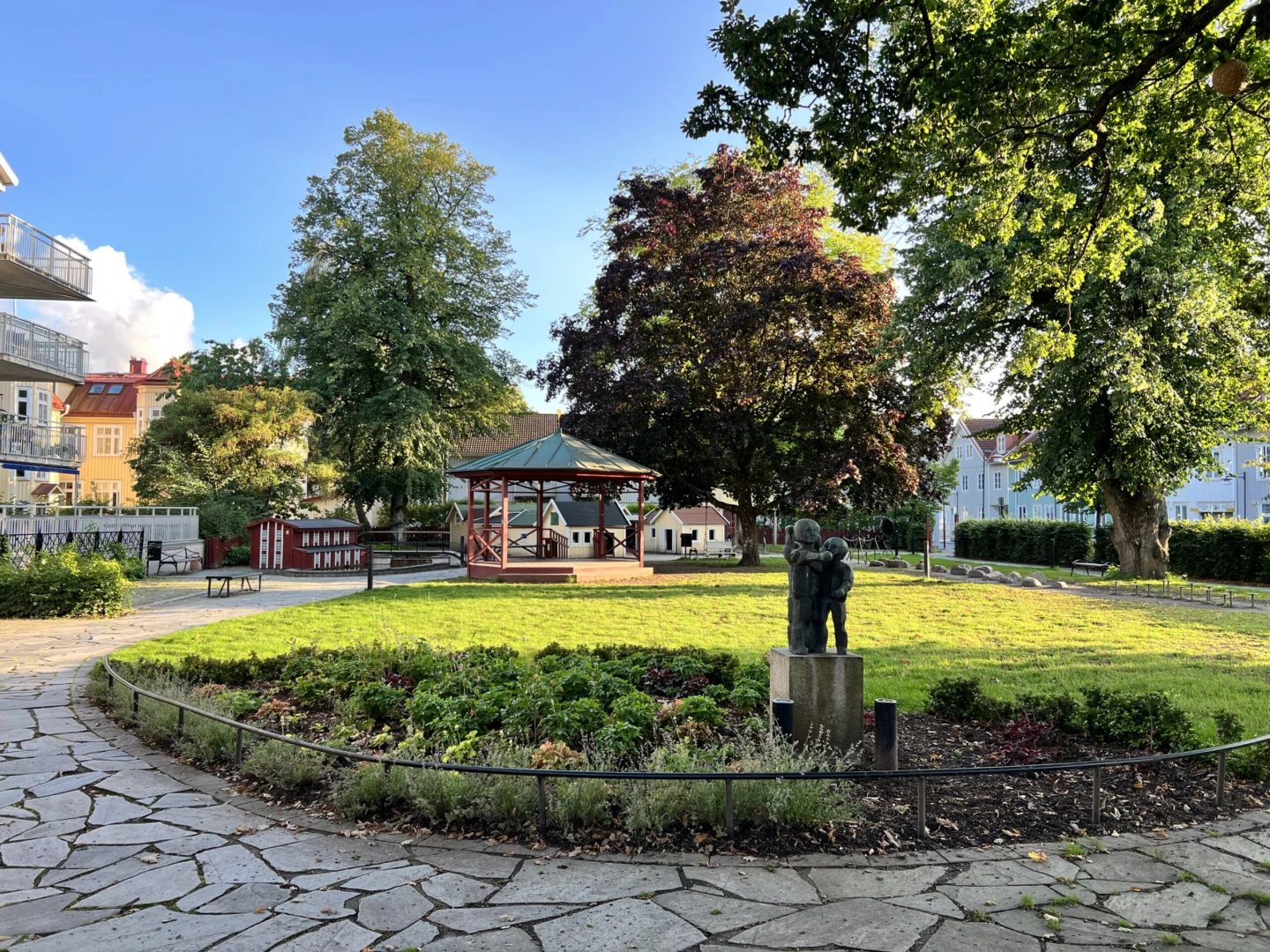 Järtas park i eftermiddagssolen i centrala Alingsås.