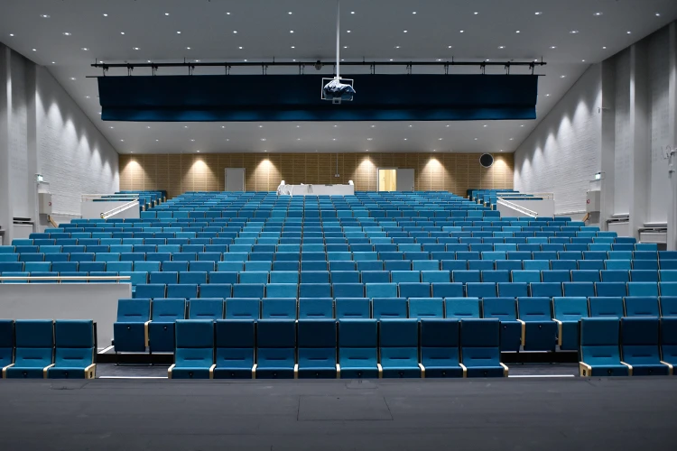 Alströmerteaterns rader med blå sittplatser