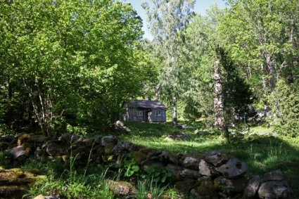 Foto på torp i grönskande ekbacke i Brobacka naturreservat.