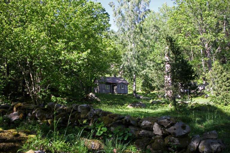 Foto på torp i grönskande ekbacke i Brobacka naturreservat.