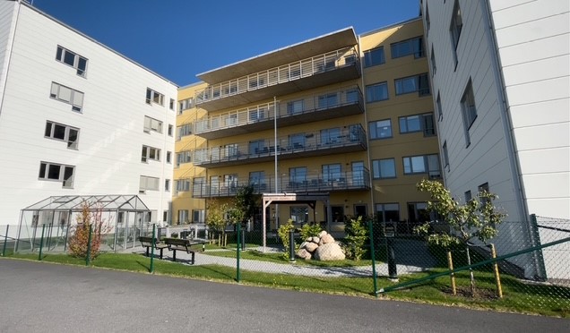 Äldreboende byggnad en solig dag.