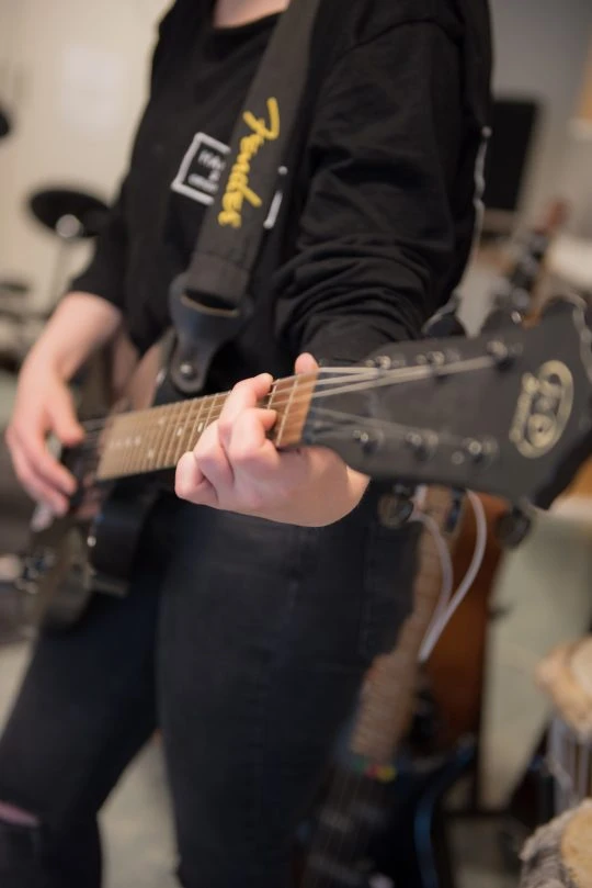 Elev spelar gitarr