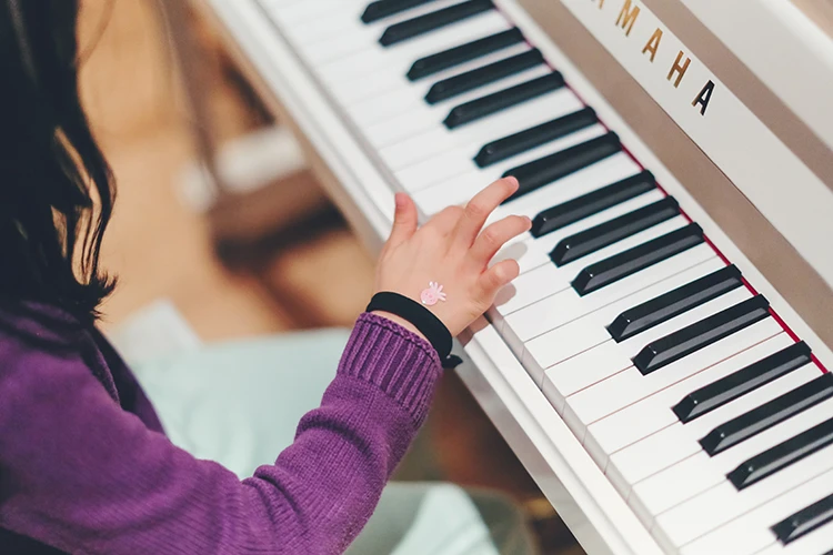 Ung person vid piano