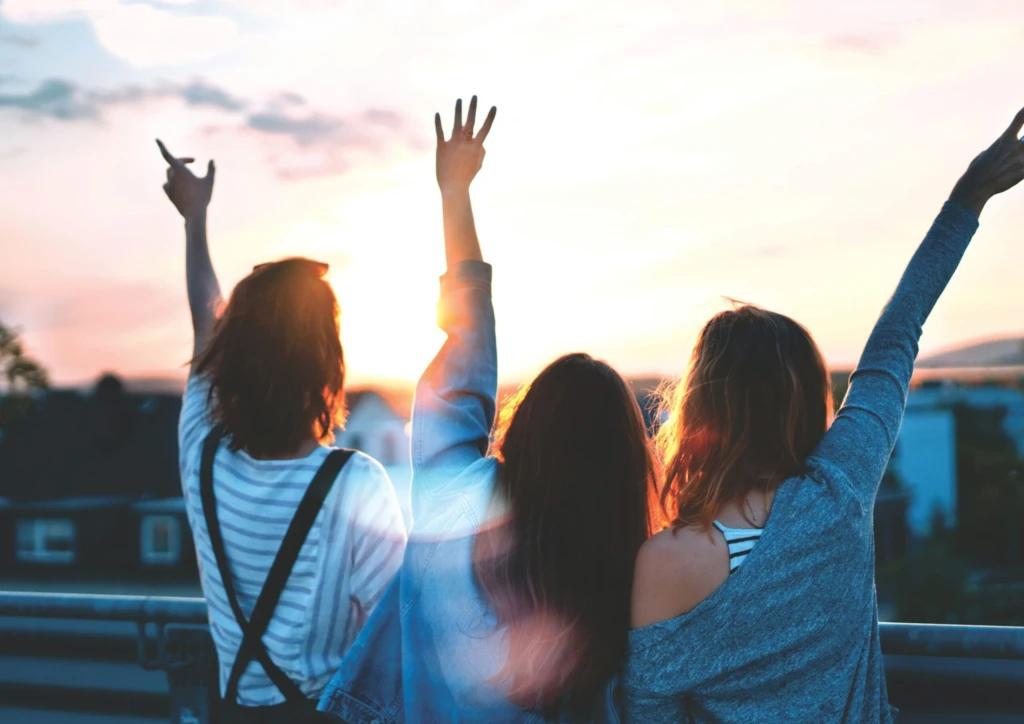 Ungdomar solnedgång