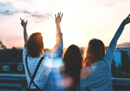 Ungdomar solnedgång