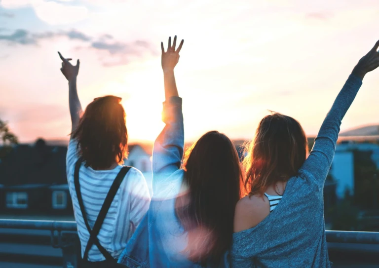 Ungdomar solnedgång