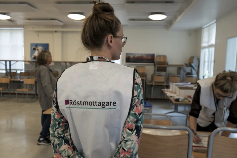 Röstmottagare i en vallokal.