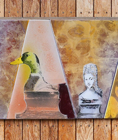 Fotografi av offentlig konst föreställande gräsand, en kvinna och olika färger.