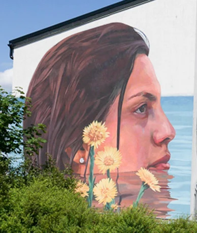 Foto av offentligt konstverk, en muralmålning föreställande en kvinna.