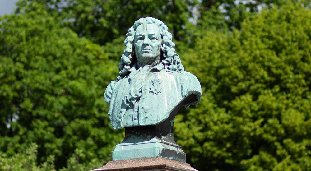 Ett foto på skulptur föreställande Jonas Alströmer