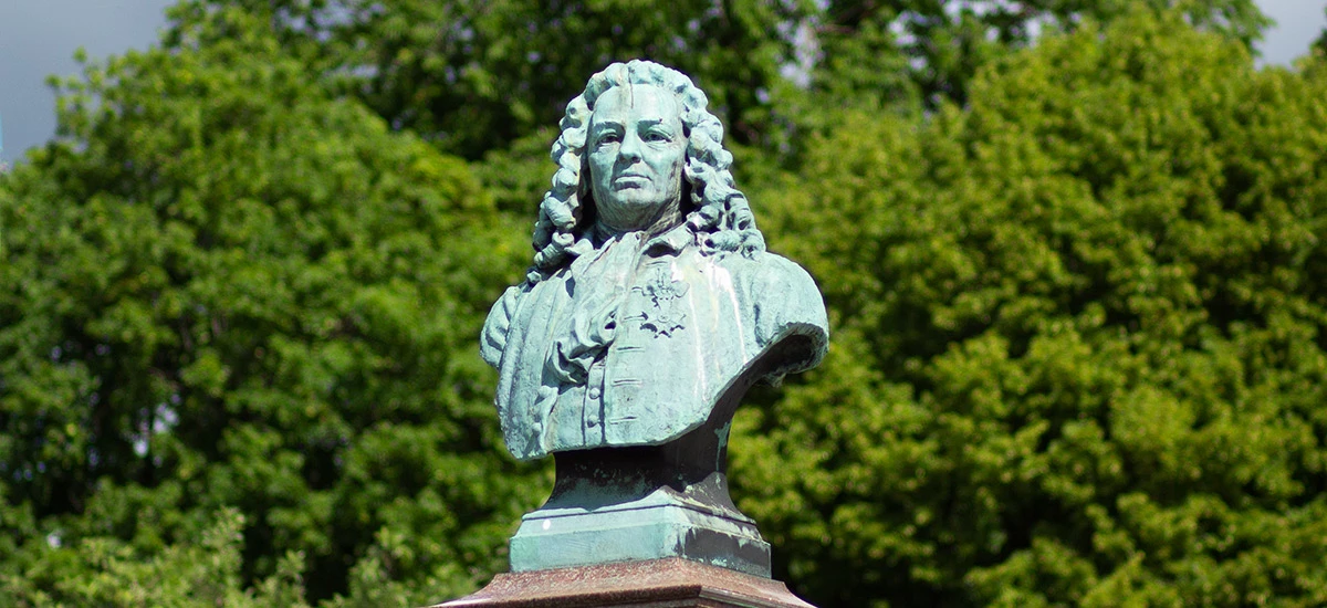 Ett foto på skulptur föreställande Jonas Alströmer