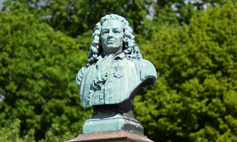 Ett foto på skulptur föreställande Jonas Alströmer