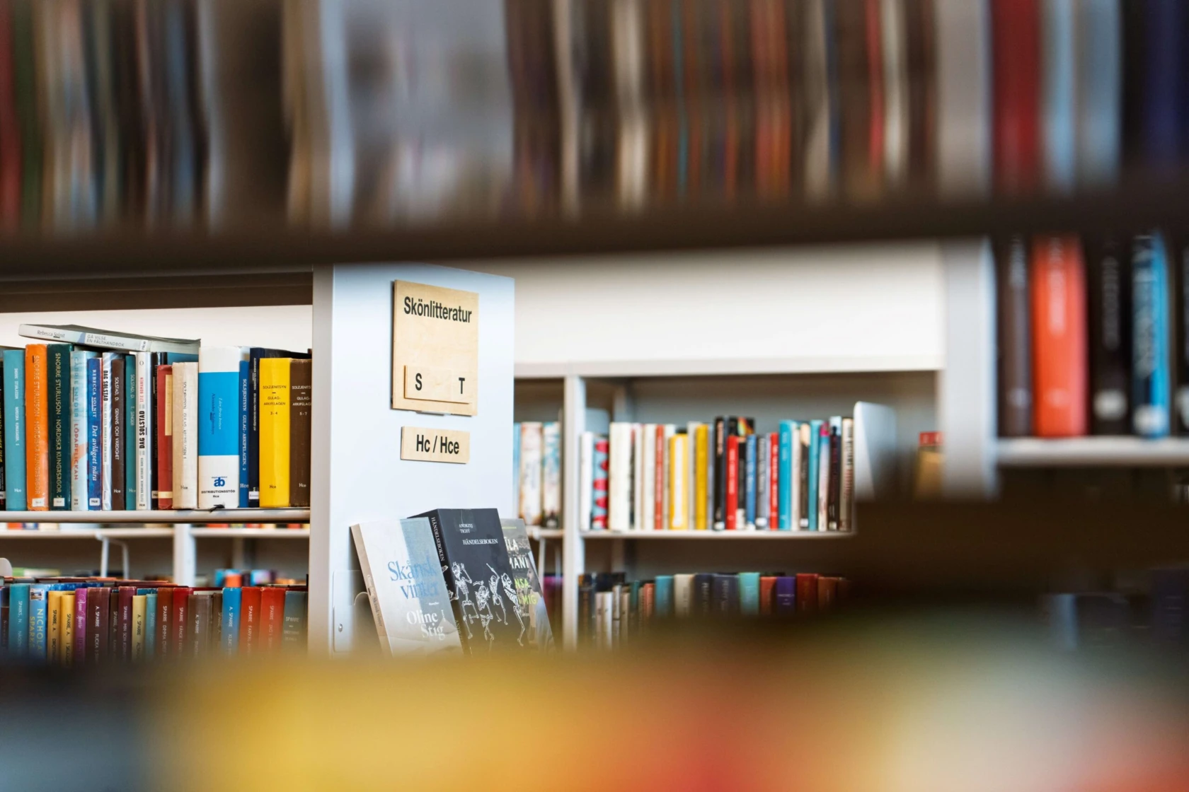 böcker i ett bibliotek