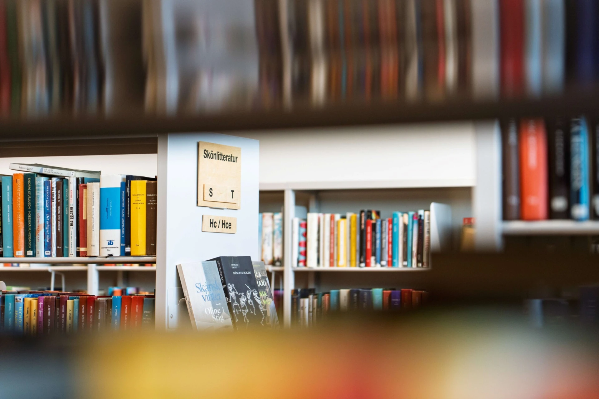 böcker i ett bibliotek