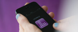 En telefon där appen "Legimus" är öppen.