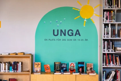 En målad vägg och flera böcker inifrån Alingsås Kulturhus