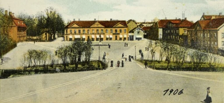 Vykort med bild över Stora torget i Alingsås från 1906