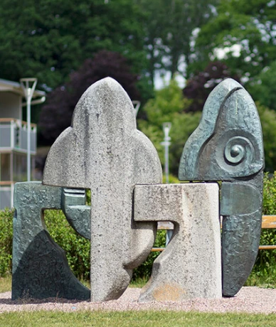Offentlig konst, ett foto visar en abstrakt skulptur i sten.
