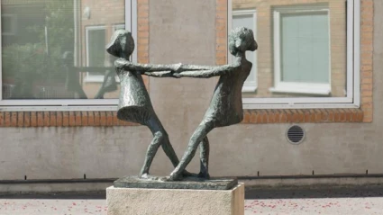 Skulptur av två lekande barn.