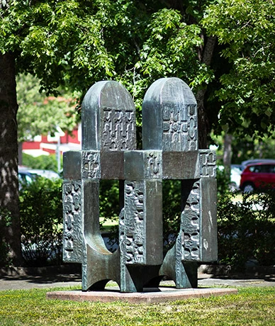 Foto av offentlig konst, en skulptur i metall. Abstrakt.