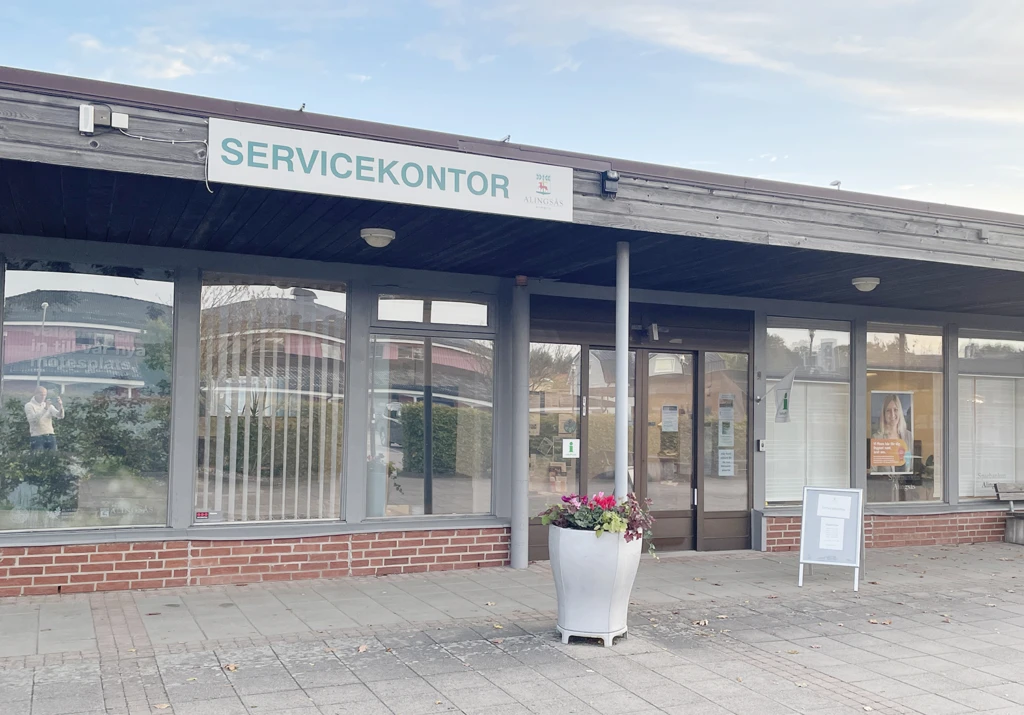 Utanför Sollebrunns servicekontor.