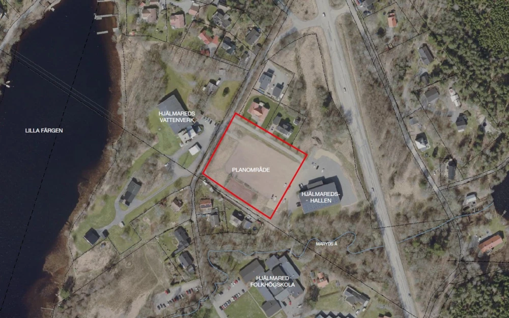 Flygfoto över ungefärligt planområde markerat i rött.