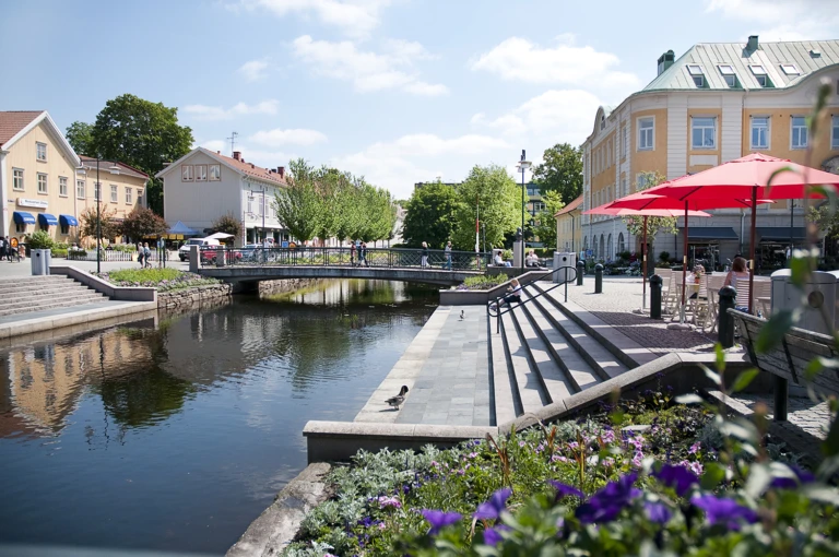 Lillån mellan torgen.