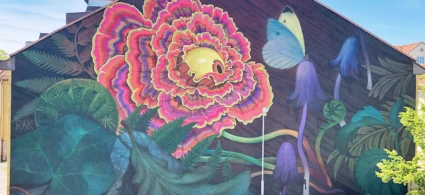 tt foto av offentligt konstverk. Stor bltt foto av offentligt konstverk. Stor blomma i rosa, i mitten ett öga.omma i rosa, i mitten ett öga.tt foto av offentligt konstverk. Stor blomma i rosa, i mitten ett öga.