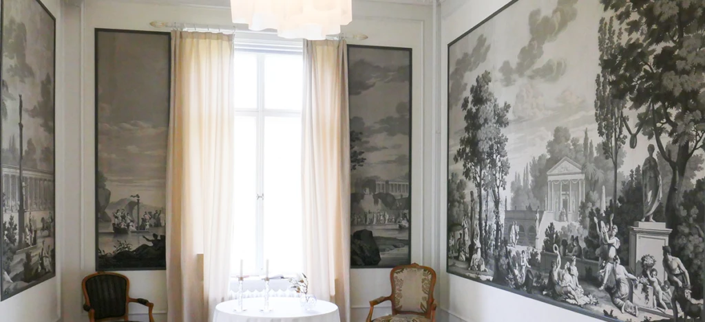 Bild från Nolhaga slott, i rummet syns en stor tavla, likt en tapet.