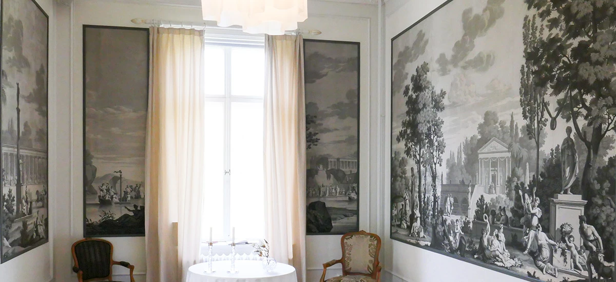 Bild från Nolhaga slott, i rummet syns en stor tavla, likt en tapet.