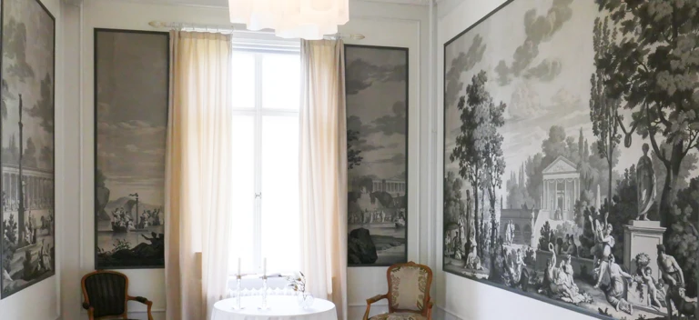 Bild från Nolhaga slott, i rummet syns en stor tavla, likt en tapet.