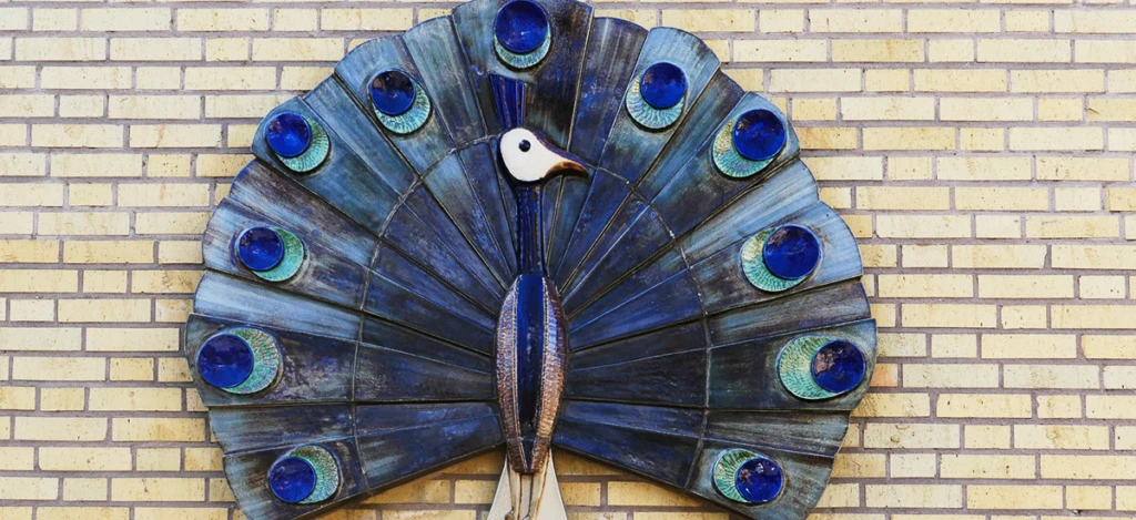 Foto på konstverket påfåglen, en stor blå påfågeln.