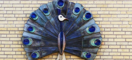 Foto på konstverket påfåglen, en stor blå påfågeln.