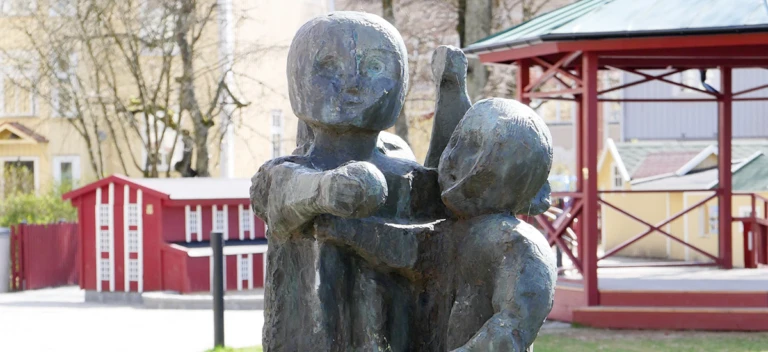 Foto på skulpturen Lek med boll.